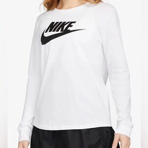 NWT Nike Women’s White Long Sleeve Spellout Tee T-Shirt Size Medium